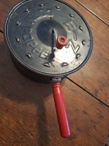 Vintage 1950’s E-Z Corn Popper Pot Popcorn w/Red Wooden Handles