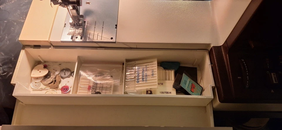 Pfaff tipmatic 1051 Freiarm Flachbett mit IDT Nähmaschine - Bild 3 von 4