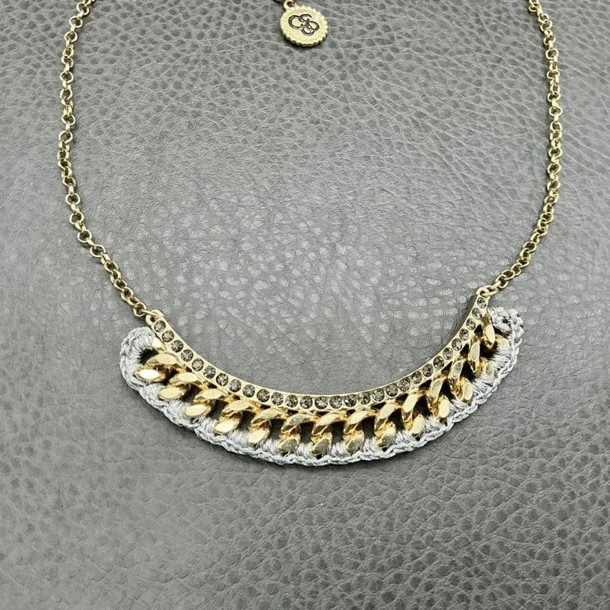 Collar con babero Jessica Simpson tono dorado estrás media luna cordón gris Foto 4 de 4