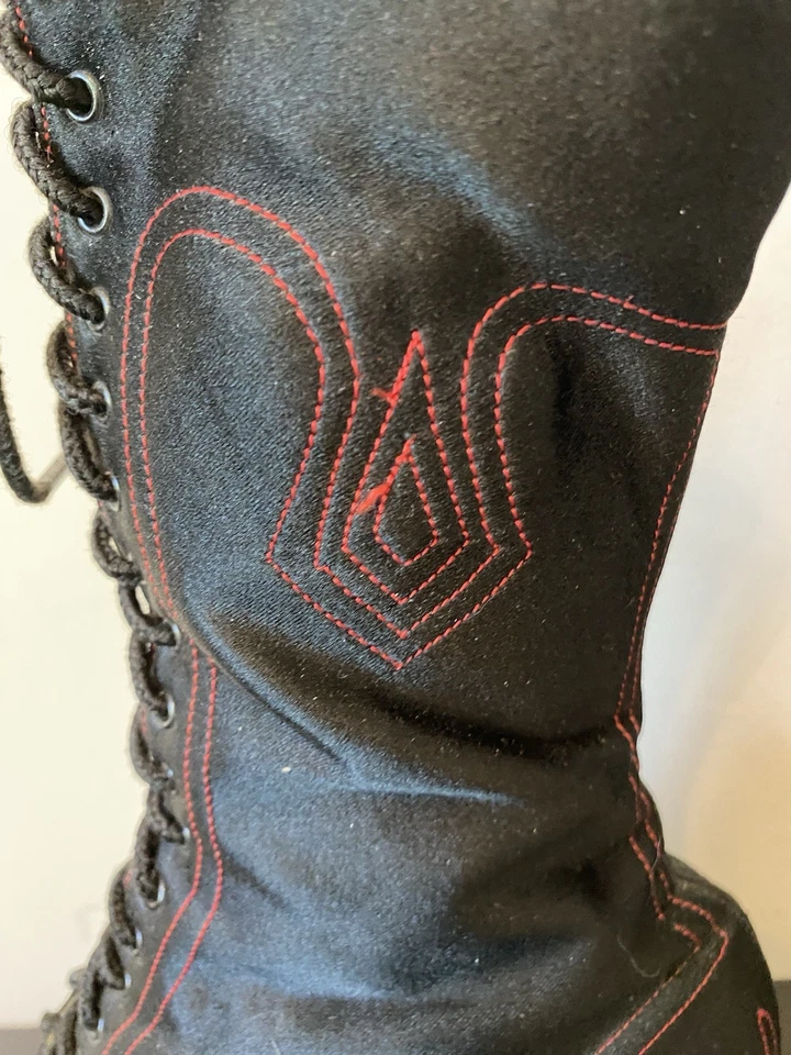 Botas victorianas negras de seda y cuero con cordones altos con costuras rojas años 1890 Foto 4 de 4