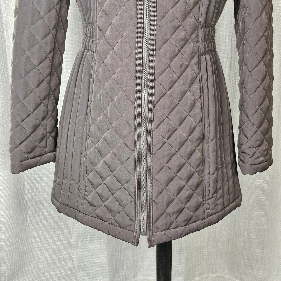 Chaqueta de abrigo acolchada para mujer St. John’s Bay M gris con capucha forrada de piel sintética cálida 32” Foto 3 de 4