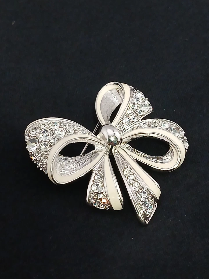 Broche diseño arco cristales esmalte tono plateado colección glamour NOLAN MILLER Foto 2 de 4