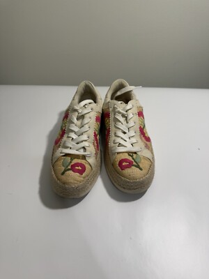 Dolce Vitta Azalia Sneaker! Woman s Size 9! Beautifully Unique Great Condition