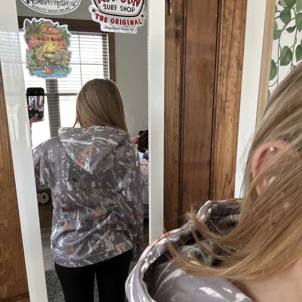 Sudadera para mujer American Eagle mediana camuflada Foto 3 de 4