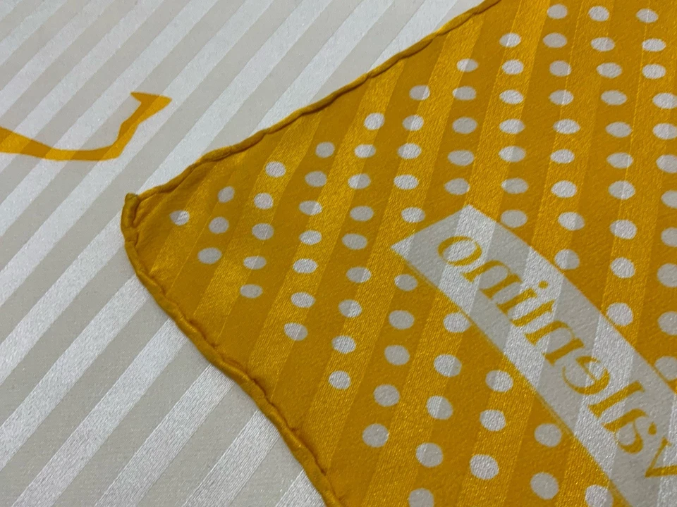 Bufanda para mujer Valentino todo amarillo de seda con patrón de flores en muy buena condición Foto 4 de 4