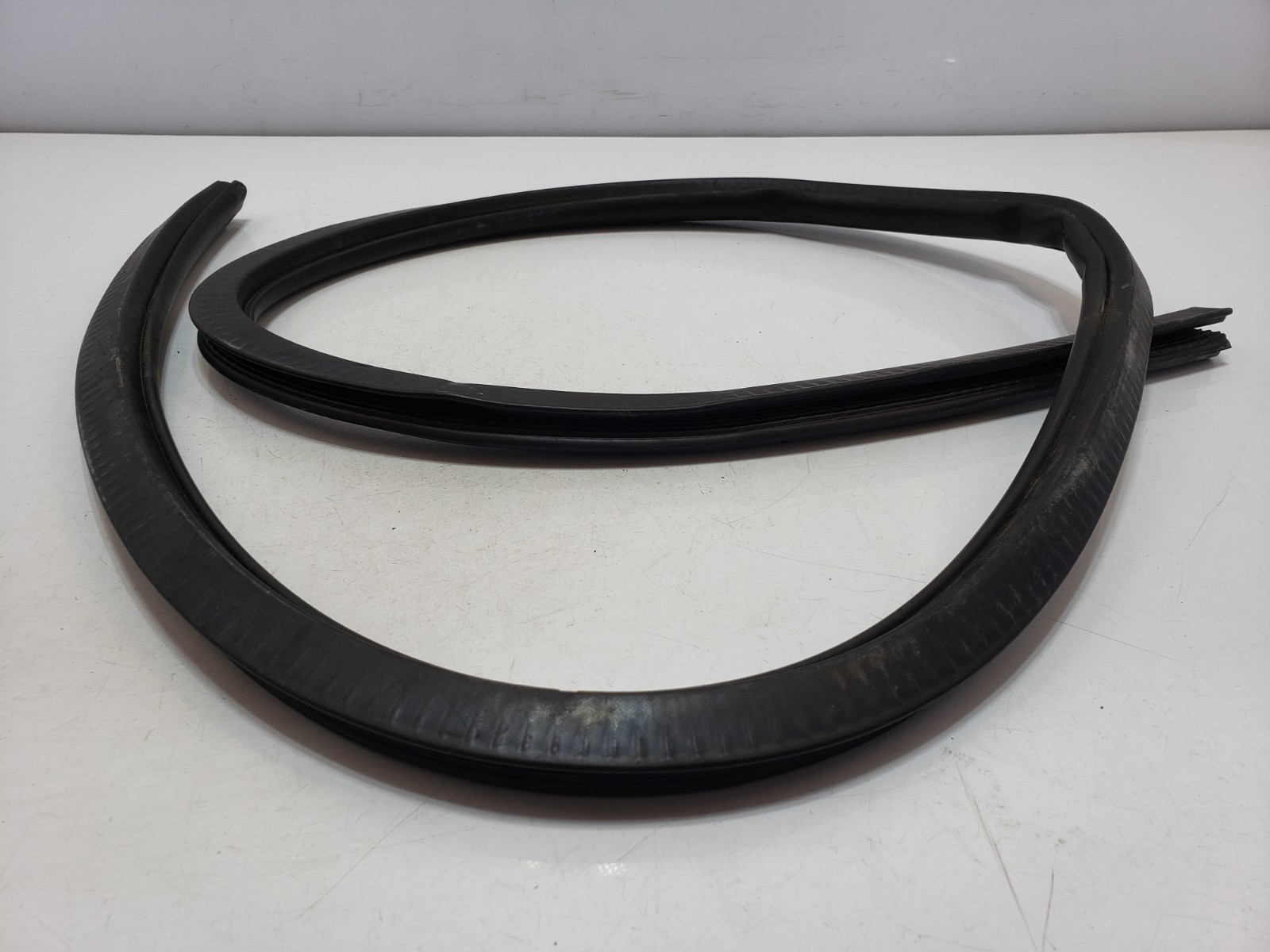 ✅ 12-17 OEM Bentley Continental GT Front Left Driver Door Weatherstrip Seal