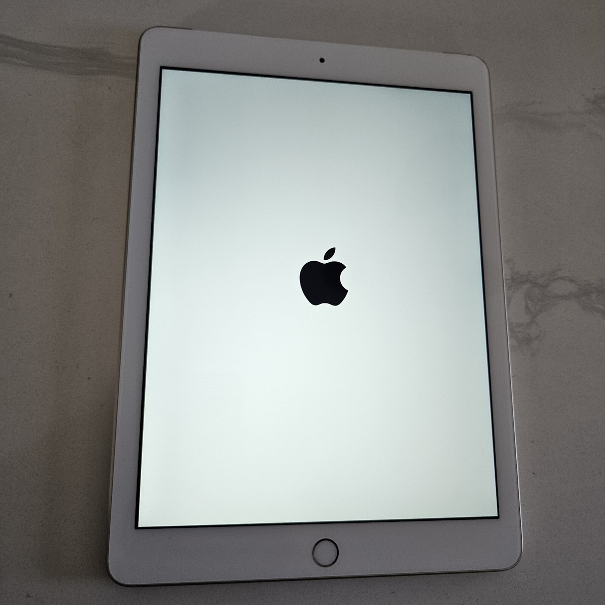 Apple iPad 5th Gen 32GB, Wi-Fi, 9.7in A1823 READ