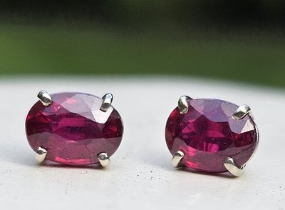 Bleiglas gefüllte ovale Rubin Ohrstecker in 14k Weißgold 4 Krappen Korb Neu