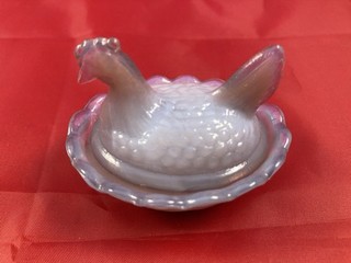 VINTAGE BOYD PINK OR MAUVE GLASS MINI/SALT CELLAR NESTING HEN 2.5''