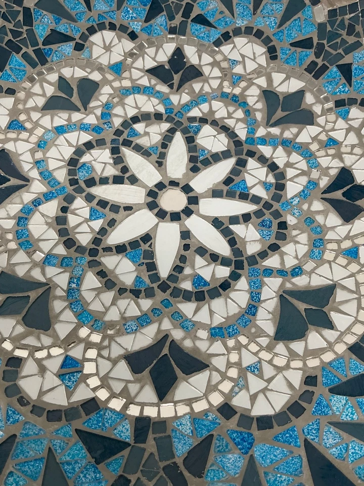 Plato Cuenco Mosaico Decorativo - Diseño Geométrico Azul y Blanco - Aspecto Hecho a Mano Foto 2 de 4