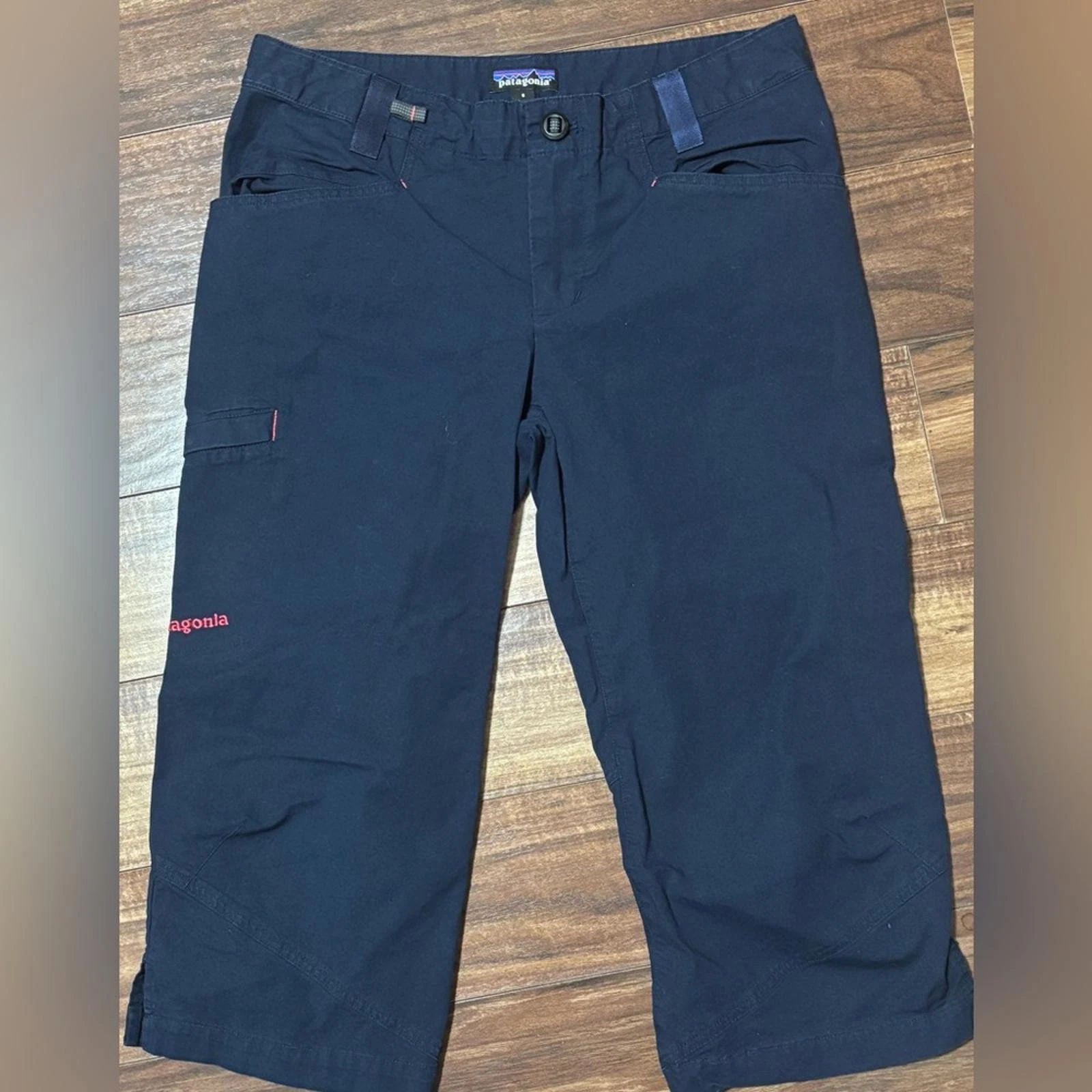 Woman’s Patagonia size 8 navy blue capri sports camping pink lettering golf