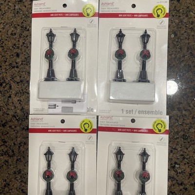Lot of 4 Packs of 2 Ashland  Christmas Tiny Treasures Lamp Posts Wreath NEW! 