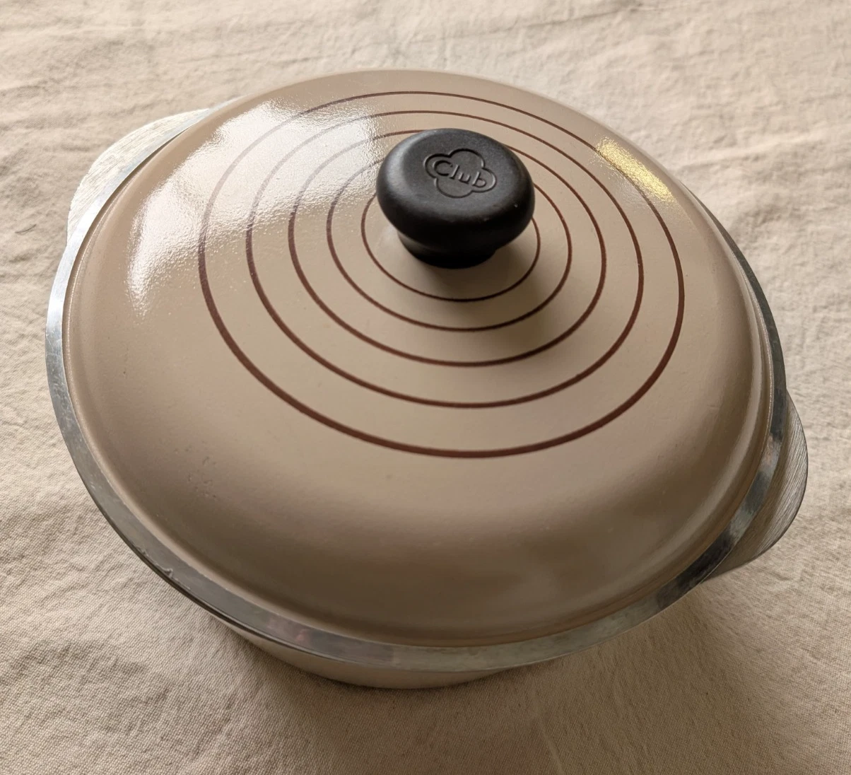 Vintage Club USA Cast Aluminum Tan Circle/Ring Print 5 Quart Dutch Oven w/ Lid