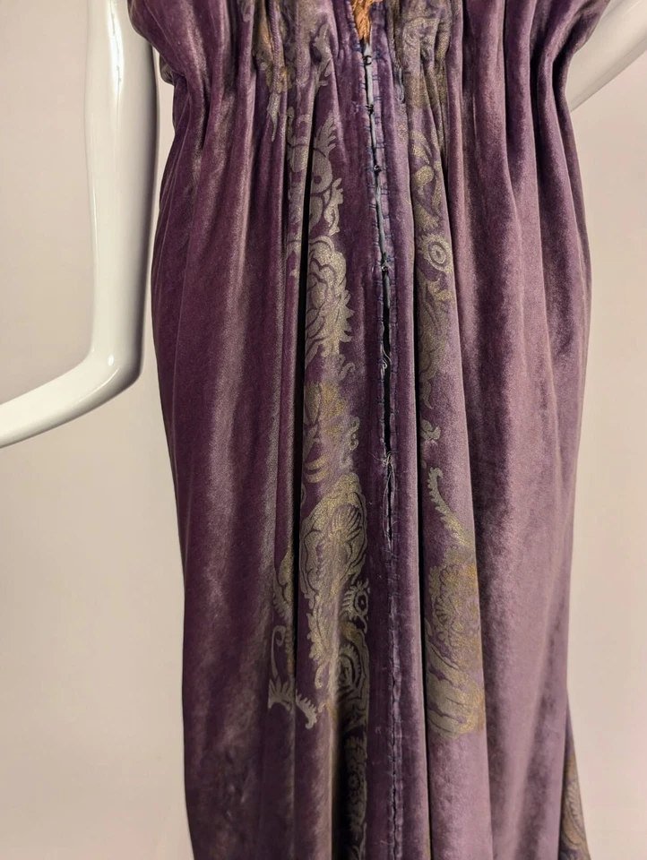 VESTIDO DE TERCIOPELO DE SEDA ESTAMPADO A MANO GALLENGA ITALIANO DE FINALES DE 1920 CON TREN LARGO Foto 3 de 4