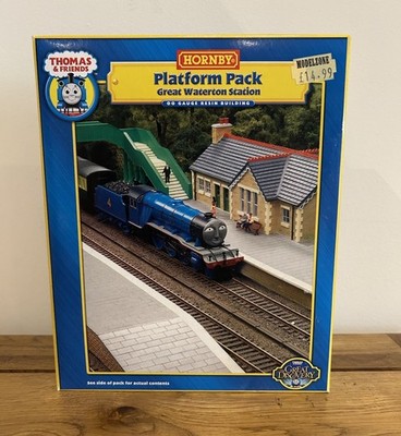 Thomas & Friends Hornby Platform Pack Great Waterton Station R9264 NEU unbenutzt.