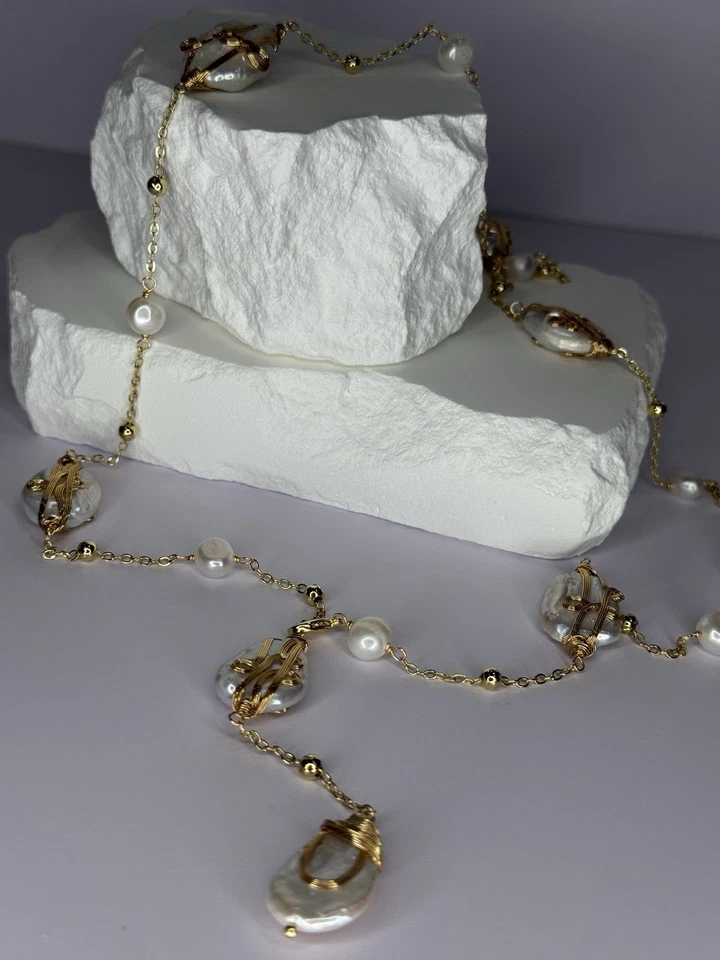 COLLAR DE PERLAS CHAPADAS EN ORO LONGITUD APROX 32 PULGADAS FONDO DEL COLGANTE 4 PULGADAS Foto 3 de 4