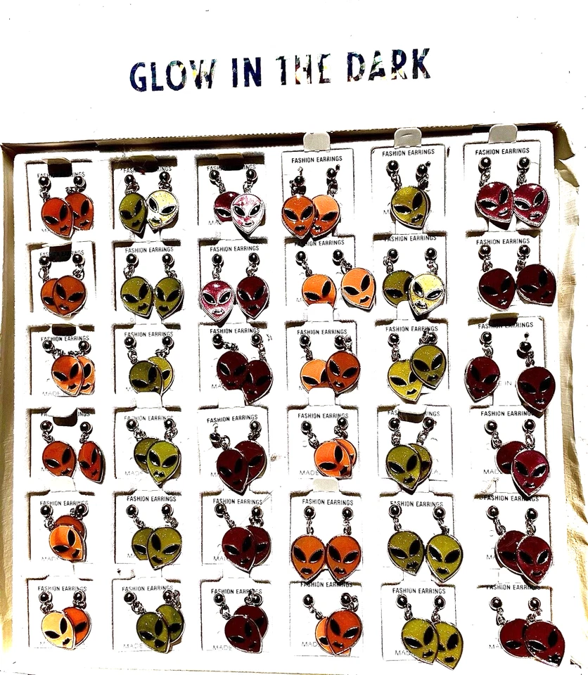 Venta al por mayor Lote 36 pendientes PR ESMALTES ALIENÍGENAS BRILLAN EN LA OSCURIDAD CON EXHIBICIÓN VENTA AL POR MENOR DE EE. UU. Foto 2 de 4