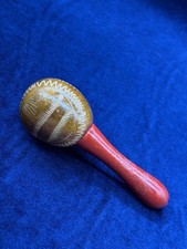 Aruba geschnitzte weinrote Farbe Holz Maraca 13 cm