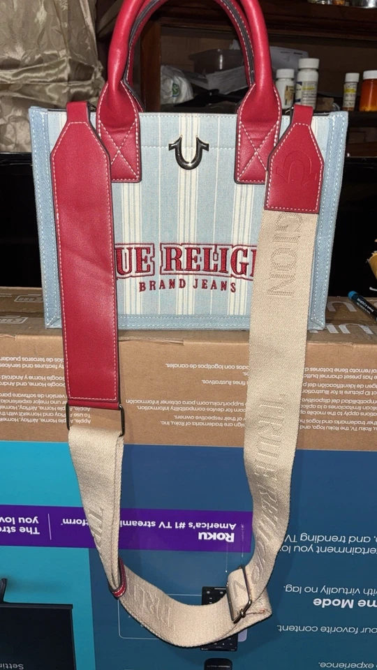 True Religion, Mini Bolso de Mano Nuevo Azul Lona con Logo Rojo. Viene con Correa para el Hombro Foto 2 de 4