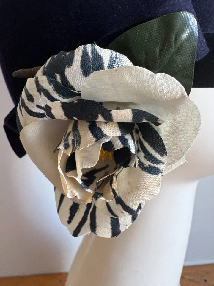 Sombrero Cloche Vintage Años 60 ADOLFO Lana Azul con Detalle Floral Aleta Mod Juegos con disfraces Foto 3 de 4
