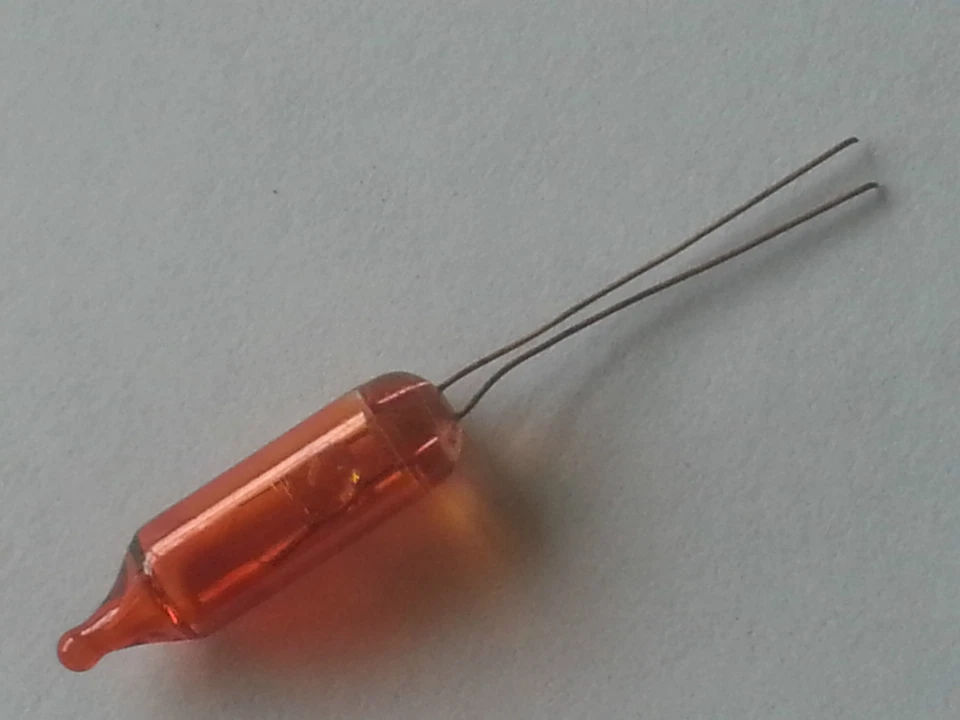 40 x DARK AMBER Universal Cap Free 6V 150mA Christmas Tree 18mm Light Bulb