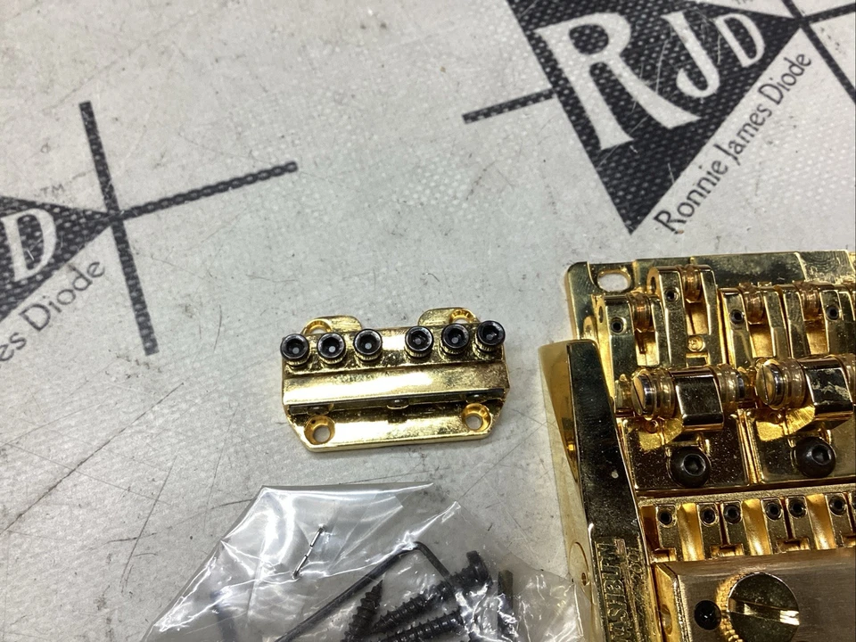 Washburn Shift Wonderbar Trémolo Puente Vibrato Dorado Años 80 Nuevo de Lote Antiguo Foto 3 de 4