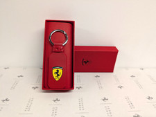 FERRARI    ESSENTIAL LEATHER SHIELD LOGO KEYRING  RED  (270105549)