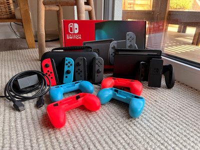 Nintendo Switch V2 32GB komplett + 4 Joy-Cons + 4 Griffe + Tasche + OVP