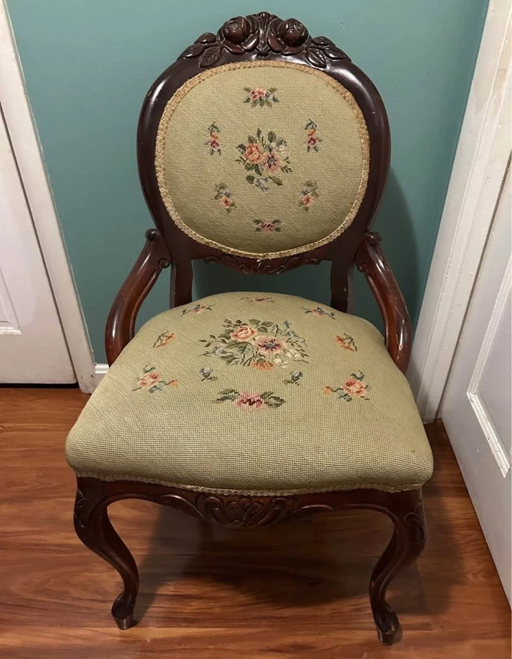 Пара антикварных стульев в викторианском стиле из резного дерева с цветочной обивкой - Изображение 2 из 4