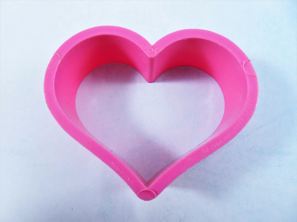 Cortadores de galletas de plástico corazones lote mixto de 3 temas de San Valentín vintage 1984 Foto 3 de 4