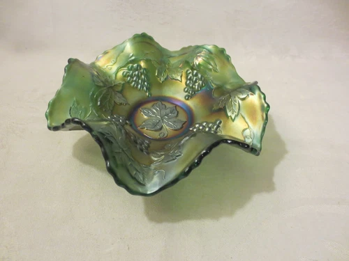 VINTAGE FENTON GREEN CARNIVAL GLASS PATTERN 467 GRAPE AND LEAF NAPPY 7"