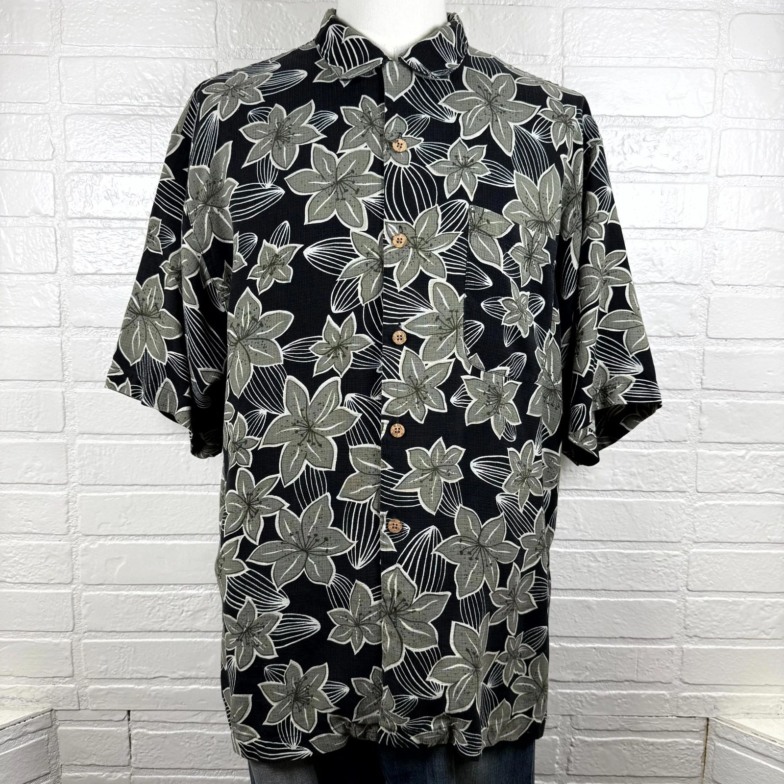 Tommy Bahama Hawaiian Shirt Mens XL Black Floral 100% Silk Short Sleeve Vacation