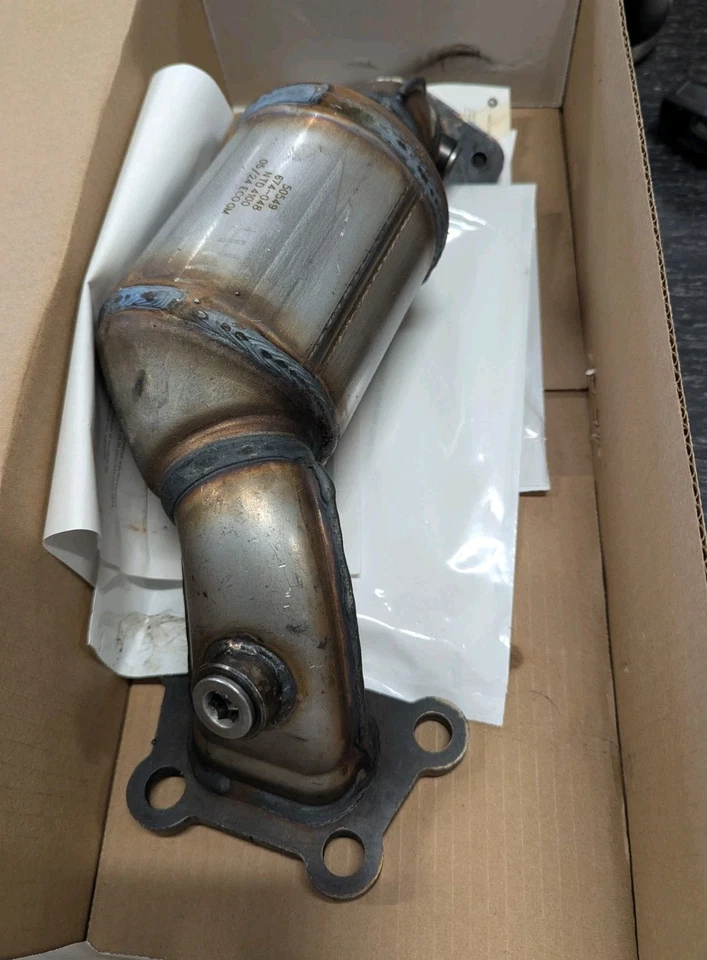 Convertidor de colector Dorman 674-048 se adapta a los modelos Buick, Cadillac y Chevrolet Foto 2 de 2