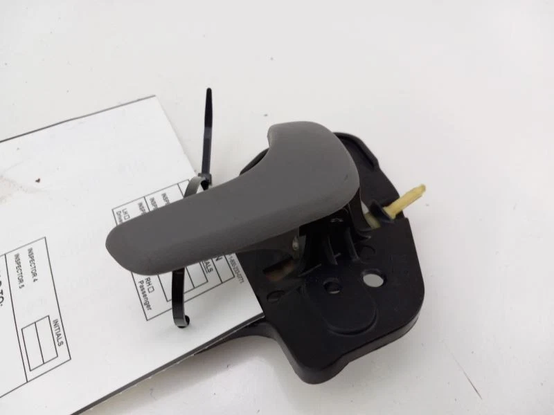 Dodge Caravan 2004-2007 puerta delantera derecha interior manija de puerta Foto 3 de 4