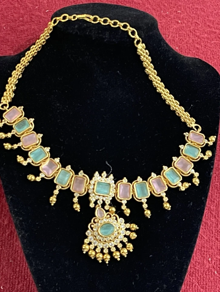 Juego de gargantilla Indian Emerald Shine de circón cúbico con diseño floral Foto 2 de 4