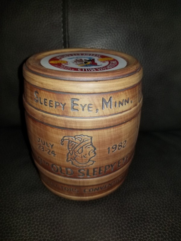 Scarce Monmouth Sleepy Eye Milling Co. Cream 1982 7th annual barrel 5.25 inches 