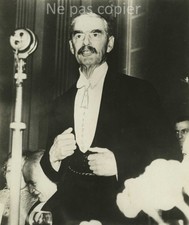 NEVILLE CHAMBERLAIN circa 1938 speech for peace microphone photo 16 x 13 cm