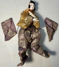 Poupée ancienne japonaise portant brocart de soie et pantalon orange ; hauteur 5,5" ; tête amovible