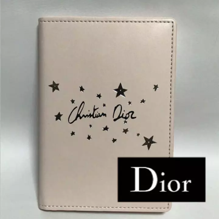 Étui passeport Christian Dior motif étoile bébé rose beige nouveauté Japon