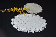2 Spitzendeckchen, oval und rund, BW Lochmuster Landhaus-Style weiß