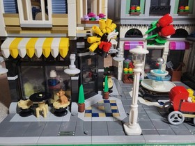 LEGO CREATOR: Assembly Square 10255 Complete W/Instructions No Box Retired 