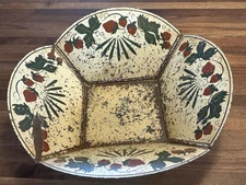 VTG TOLEWARE BREAD BASKET AMERICANA HITCHCOCK TOLE CO STRAWBERRIES CREAM 1950s