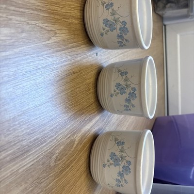 3 Übertöpfe aus Keramik mit Farbverlauf und Blumendekor.