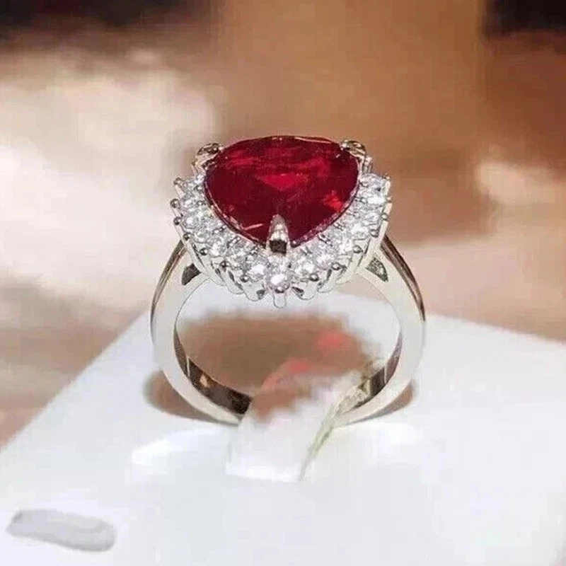 Alianza de oro blanco de 14 quilates con halo de diamantes y rubí rojo corte corazón de 4 quilates talla grande 6-12 Foto 2 de 4