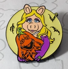 Miss Piggy with Kermit the Frog Squash 2024 Muppets Halloween Disney Pin 167992