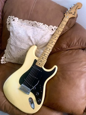 Vintage 1977 Fender Stratocaster - Maple Neck - Original Finish - Tweed  Case.