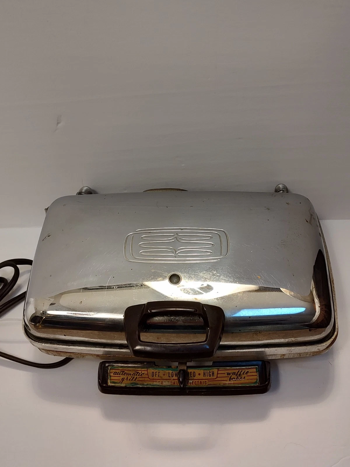Vintage GE General Electric Chrome Automatic Grill Waffle Baker Model 14G42
Opens in a new window or