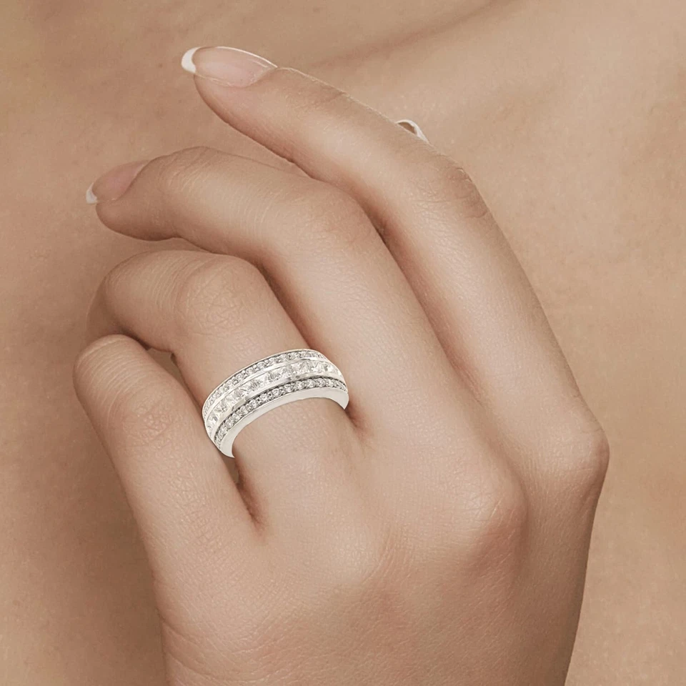 Anillo de compromiso de 3 filas de diamantes simulados princesa de 4,25 quilates tamaño 6,5 en plata 925 Foto 3 de 4