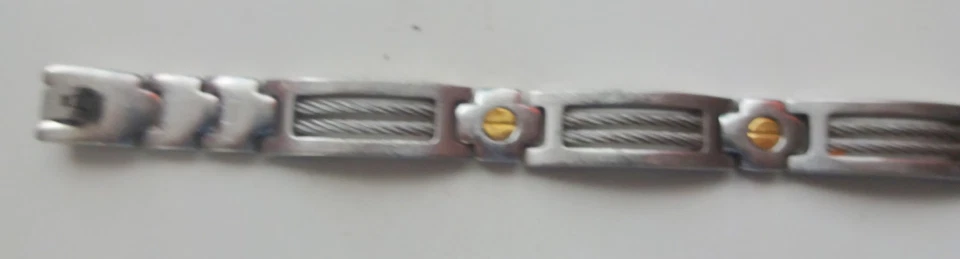 Brazalete para Hombres Oro Sólido 18k Tornillos Amarillos Cable Acero Inoxidable Tono Plata 9" Foto 2 de 4