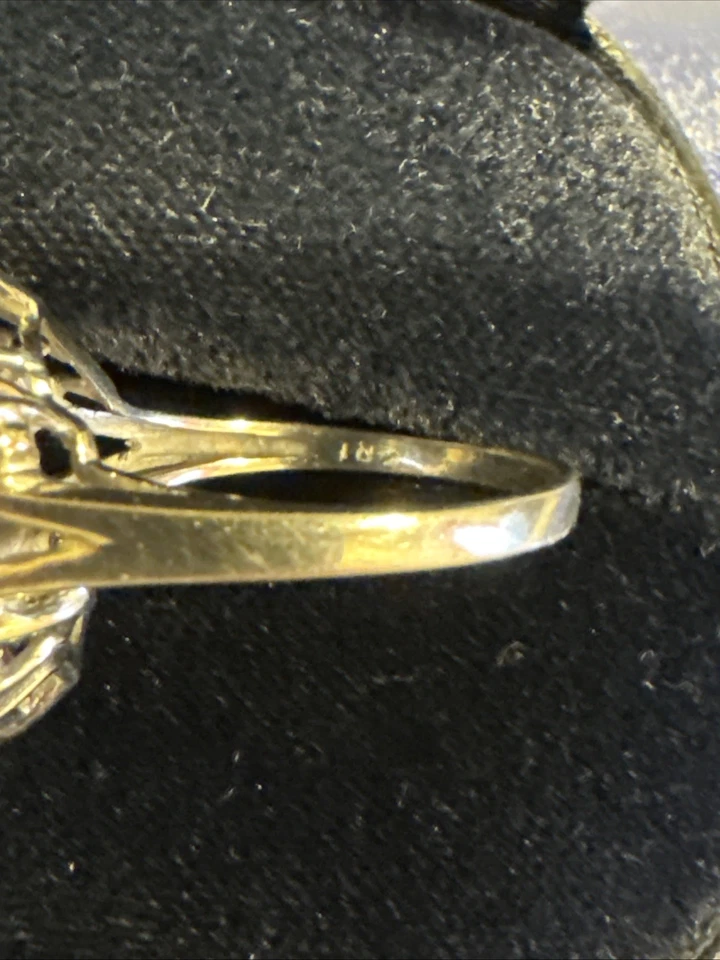 Anillo con racimo de diamantes de oro de 18 quilates Foto 3 de 4